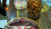Kaleng wafer cokelat ini juga tak sesuai ekspektasi. Ternyata saat dibuka isinya adalah camilan lain yang dipenuhi dengan biji wijen. Foto: Instagram/Twitter