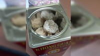 Sudah semangat membuka kaleng Khong Guan yang memiliki berbagai varian biskuit. Nyatanya saat dibuka isinya adalah rengginang. Foto: Instagram/Twitter