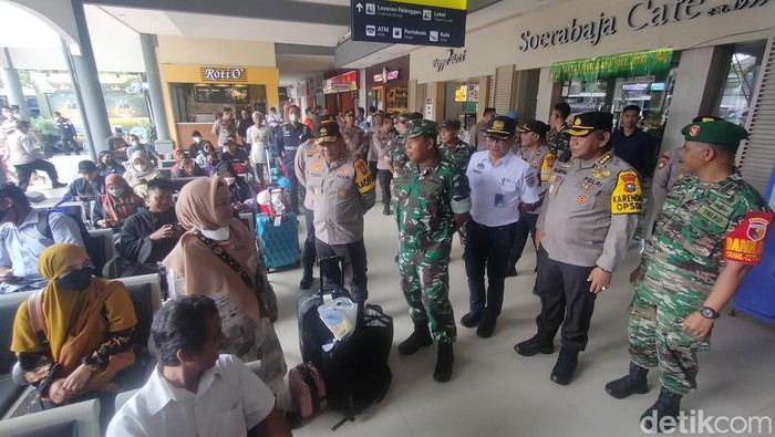 Kapolda Jatim dan Pangdam V Bwaijaya meninjau Stasiun Gubeng