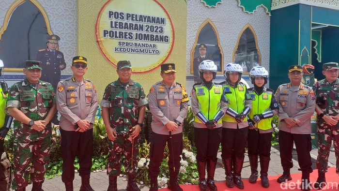 Kapolda Jatim Irjen Toni Harmanto meninjau pos mudik di Jombang