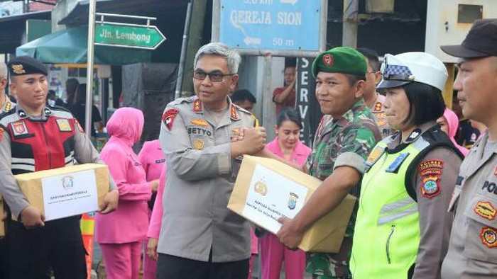 Kapolda Sulut Irjen Setyo Budiyanto melakukan peninjauan posko gabungan.