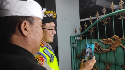 Kapolresta Denpasar Kombes Bambang Yugo Pamungkas bersama Sipandu Beradat melakukan patroli di Desa Dauh Puri Kaja dan melakukan video call ke warga untuk mengabarkan situasi rumah yang ditinggal mudik, Kamis (20/4/2023). (I Wayan Sui Suadnyana/detikBali)
