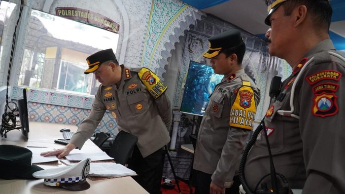 Kapolrestabes Surabaya Cek Kesiapan Anggota