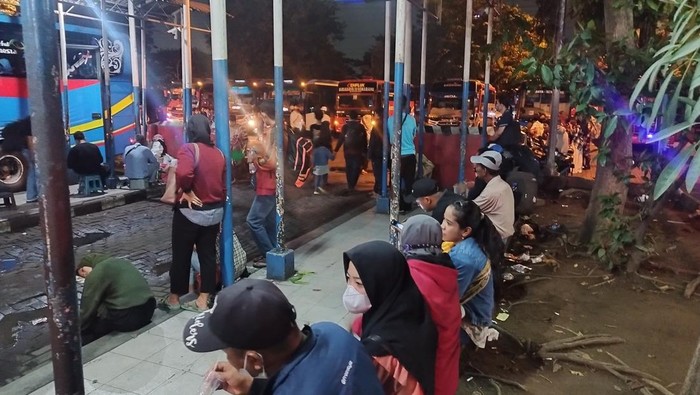 Kecemasan Pemudik Saat Tak Kebagian Bus di Terminal Purabaya Bungurasih