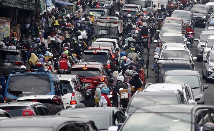 Kepadatan kendaraan di Jalan Raya Puncak, Cisarua, Kabupaten Bogor, Jawa Barat, Jumat (21/4/2023). Satlantas Bogor memberlakukan rekayasa lalu lintas ganjil genap situasional untuk mengurai kepadatan pada H-1 Lebarandi kawasan Puncak Bogor yang mulai dipadati kendaraan pemudik dan wisatawan. ANTARA FOTO/Yulius Satria Wijaya/rwa.