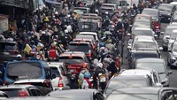 Arus lalu lintas di Jalan Raya Puncak terlihat padat.