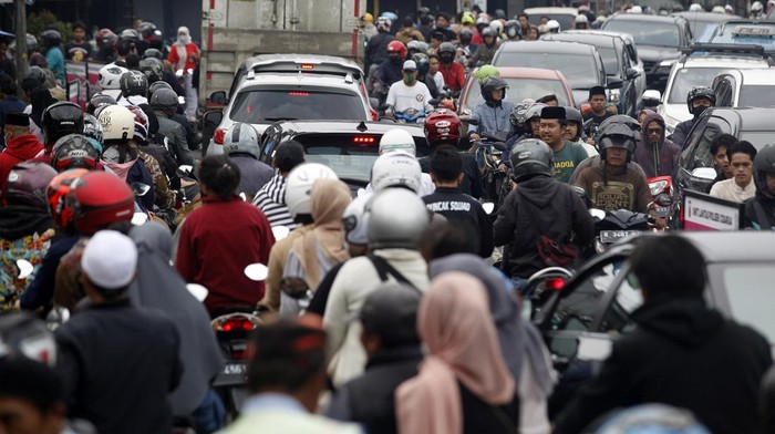 Kepadatan kendaraan di Jalan Raya Puncak, Cisarua, Kabupaten Bogor, Jawa Barat, Jumat (21/4/2023). Satlantas Bogor memberlakukan rekayasa lalu lintas ganjil genap situasional untuk mengurai kepadatan pada H-1 Lebarandi kawasan Puncak Bogor yang mulai dipadati kendaraan pemudik dan wisatawan. ANTARA FOTO/Yulius Satria Wijaya/rwa.