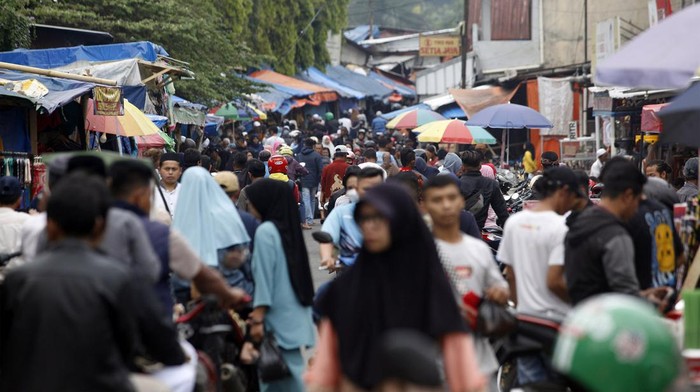 Warga memadati Pasar Cisarua di Puncak, Cisarua, Kabupaten Bogor, Jawa Barat, Jumat (21/4/2023). Warga memadati pasar tradisional tersebut untuk berbelanja berbagai kebutuhan jelang Idul Fitri 1444 H. ANTARA FOTO/Yulius Satria Wijaya/rwa.