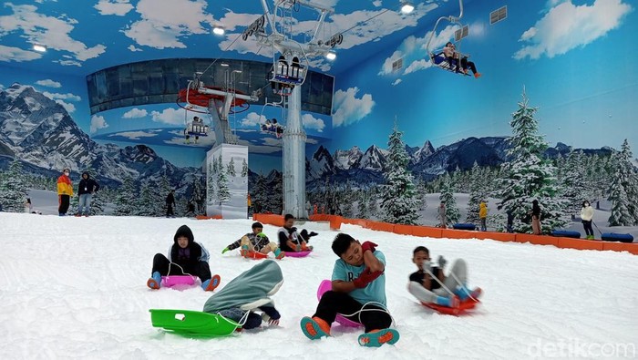 Keseruan bermain salju di Trans Snow World Makassar.
