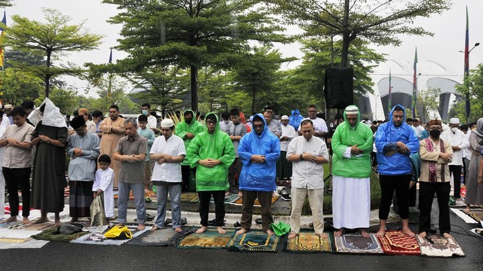 Umat Islam melaksanakan Shalat Idul Fitri di 1444 Hijriyah di kawasan Pacuan Kuda Equestrian Pulomas, Jakarta Timur, Jumat (21/4/2023). PP Muhammadiyah menetapkan Lebaran 1 Syawal 1444 Hijriyah pada (21/4) dan Shalat Idul Fitri di kawasan tersebut dilaksanakan secara dua gelombang karena hujan. ANTARA FOTO/ Fakhri Hermansyah/rwa.