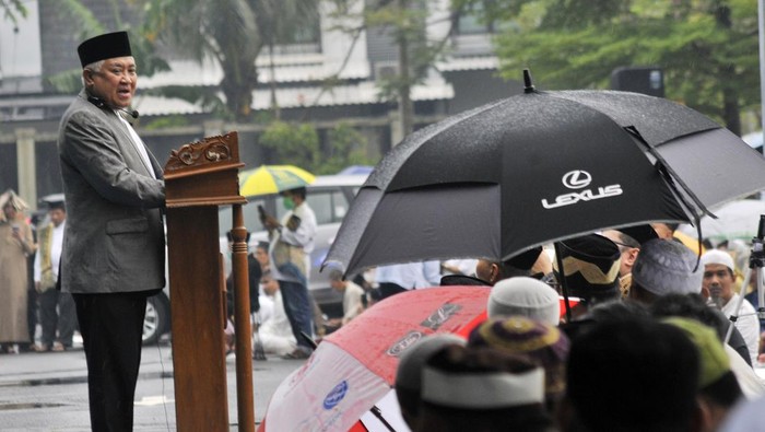 Umat Islam melaksanakan Shalat Idul Fitri di 1444 Hijriyah di kawasan Pacuan Kuda Equestrian Pulomas, Jakarta Timur, Jumat (21/4/2023). PP Muhammadiyah menetapkan Lebaran 1 Syawal 1444 Hijriyah pada (21/4) dan Shalat Idul Fitri di kawasan tersebut dilaksanakan secara dua gelombang karena hujan. ANTARA FOTO/ Fakhri Hermansyah/rwa.
