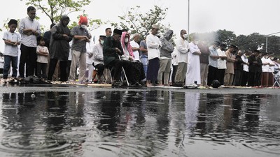 Khusyuknya Salat Idul Fitri Meski Diguyur Hujan