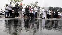 Tahun ini ada perbedaan dalam penetapan Idul Fitri, tapi itu bukanlah masalah. Apalagi ini bukanlah yang pertama kalinya hal itu terjadi. Perbedaan adalah hal yang biasa. Bahkan perbedaan ini juga yang menjadikan bangsa ini kokoh dan bersatu. ANTARA FOTO/Fakhri Hermansyah  
