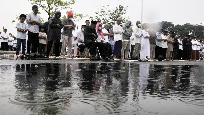 Khusyuknya Salat Idul Fitri Meski Diguyur Hujan Umat Islam melaksanakan Shalat Idul Fitri di 1444 Hijriyah di kawasan Pacuan Kuda Equestrian Pulomas, Jakarta Timur, Jumat (21/4/2023). PP Muhammadiyah menetapkan Lebaran 1 Syawal 1444 Hijriyah pada (21/4) dan Shalat Idul Fitri di kawasan tersebut dilaksanakan secara dua gelombang karena hujan. ANTARA FOTO/ Fakhri Hermansyah/rwa.