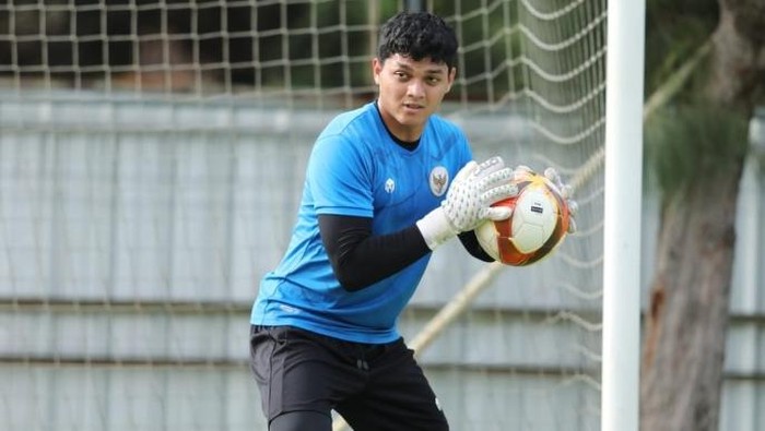 Kiper Adi Satryo saat menjalani latihan bersama Timnas U-22.