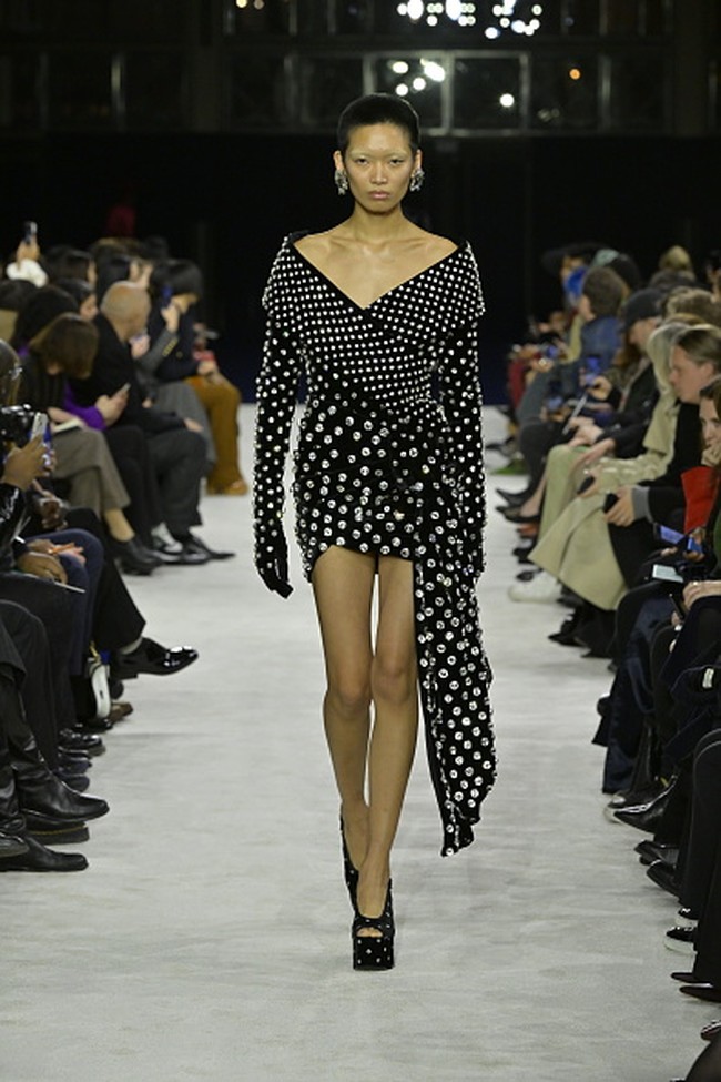 Inilah koleksi Balmain untuk musim gugur 2023. Foto: Giovanni Giannoni/Getty Images.