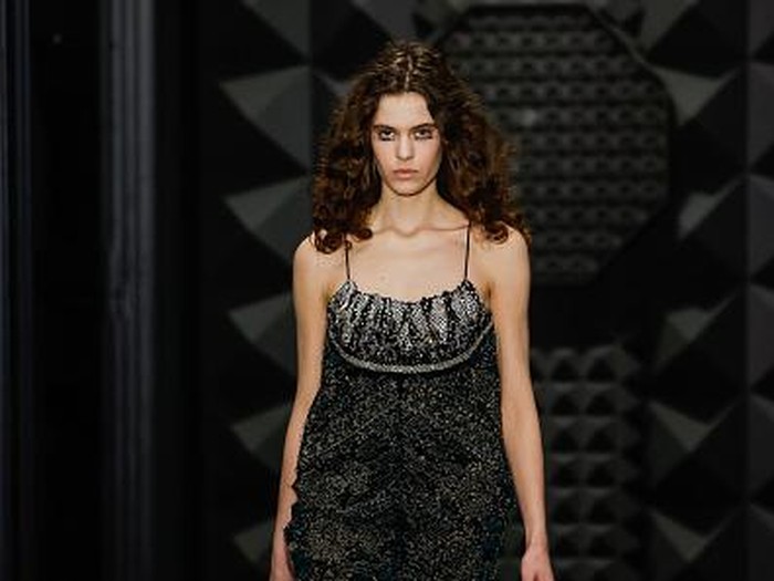 PARIS, FRANCE - MARCH 06: (EDITORIAL USE ONLY - For Non-Editorial use please seek approval from Fashion House) A model walks the runway during the  Louis Vuitton Womenswear Fall Winter 2023-2024 show at Musee dOrsay as part of Paris Fashion Week at Orsay Museum on March 06, 2023 in Paris, France. (Photo by Richard Bord/Getty Images)