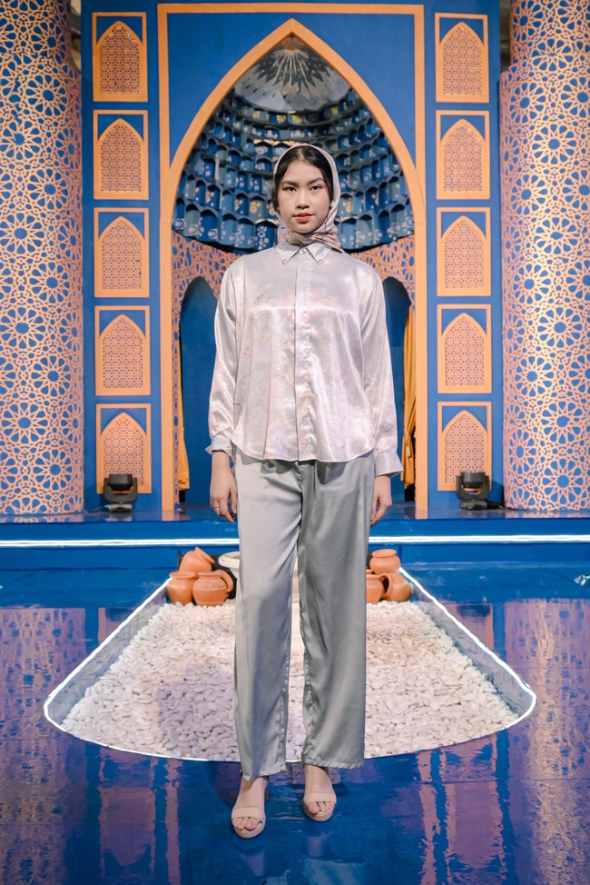 Tina menuturkan desain printing pada koleksi Treasure menggunakan bahan organza ini bisa untuk gaya formal. Sedangkan untuk koleksi kemejanya bisa dipakai untuk ke kantor dan acara santai karena ditambah kancing yang tersamarkan atau button hidden.  Foto: Dok. @rahina.indonesia.