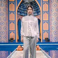 Tina menuturkan desain printing pada koleksi Treasure menggunakan bahan organza ini bisa untuk gaya formal. Sedangkan untuk koleksi kemejanya bisa dipakai untuk ke kantor dan acara santai karena ditambah kancing yang tersamarkan atau button hidden.  Foto: Dok. @rahina.indonesia.