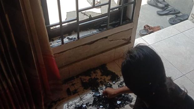 Kondisi rumah yang dirusak OTK di Kendari, Sultra.