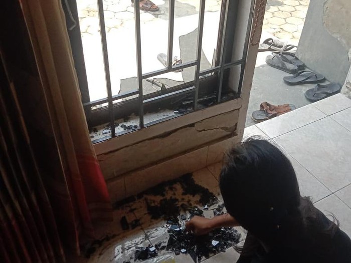 Kondisi rumah yang dirusak OTK di Kendari, Sultra.