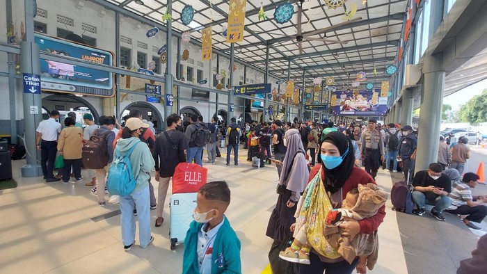 H 1 Lebaran Stasiun Pasar Senen Masih Dipadati Pemudik