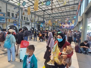 H-1 Lebaran, Stasiun Pasar Senen Masih Dipadati Pemudik