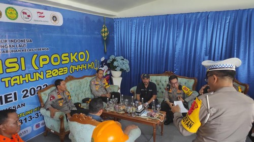 Kunjungan Wakapolda Bali Brigjen Ketut Suardana ke Posyan Pelabuhan Benoa, Kota Denpasar, Jumat (21/4/2023). (I Wayan Sui Suadnyana/detikBali)