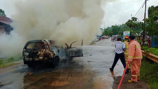 Sebuah minibus di Kabupaten Luwu Timur (Lutim), Sulawesi Selatan (Sulsel) terbakar.