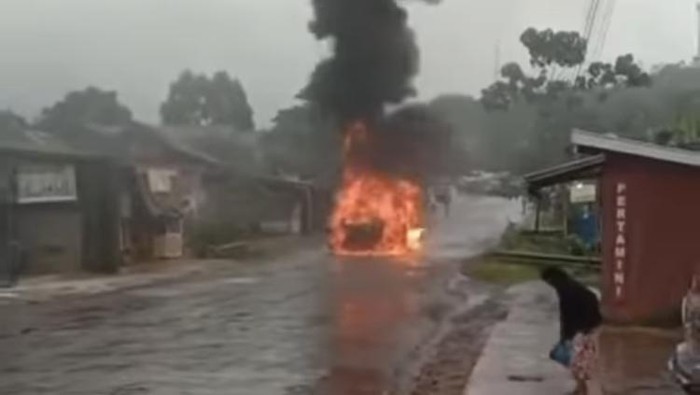 Sebuah minibus di Kabupaten Luwu Timur (Lutim), Sulawesi Selatan (Sulsel) terbakar.