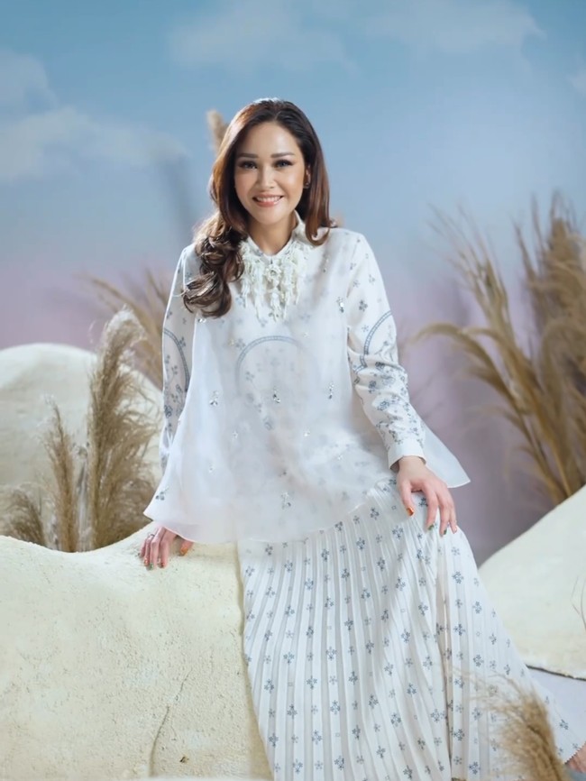 Maia Estianty tampil cantik nan anggun berbalut gaun pleats dengan outer organza sebagai aksen. Wajahnya dipercantik riasan bernuansa nude peach. Foto: Instagram/@wearingklamby