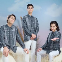 Al, El dan Dul tampil kembaran dengan kemeja lengan panjang. Mereka memadukan kemeja motif songket Pantai Sikek dengan celana putih dan sneakers. Foto: Instagram/@wearingklamby