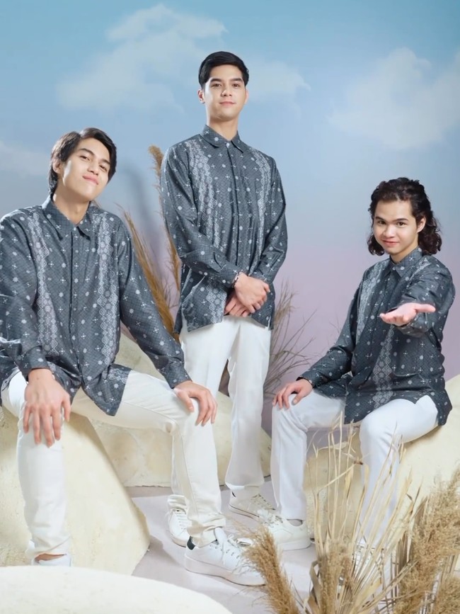 Al, El dan Dul tampil kembaran dengan kemeja lengan panjang. Mereka memadukan kemeja motif songket Pantai Sikek dengan celana putih dan sneakers. Foto: Instagram/@wearingklamby