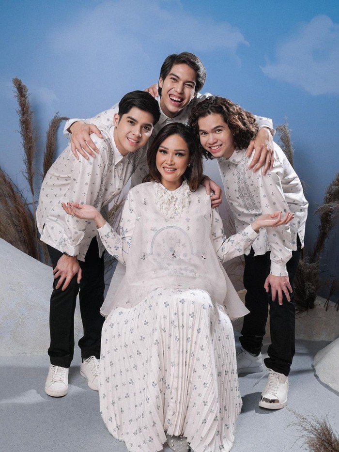 Maia Estianty dan Al, El, Dul Maia Estianty dan Al, El, Dul jadi model baju Lebaran.