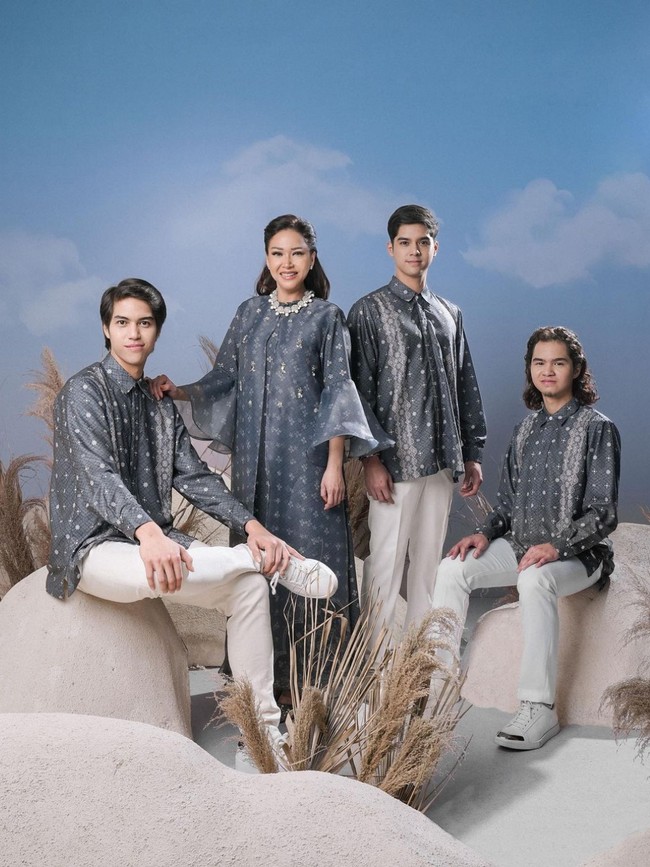 Maia bersama Al, El dan Dul didapuk menjadi model brand busana lokal Klamby. Mereka berpakaian senada untuk koleksi edisi Lebaran. Foto: Instagram/@wearingklamby