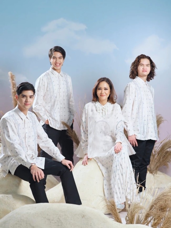 Koleksi ini bertema Pandai Sikek yang terinspirasi dari motif tenunan songket khas Sumatera Barat.  Foto: Instagram/@wearingklamby