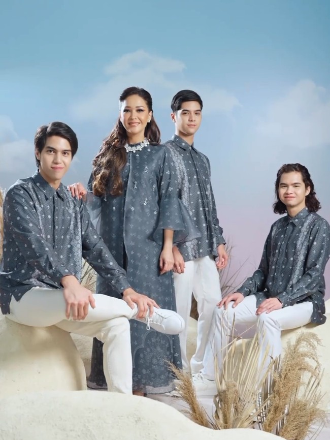 Penampilan Maia dan ketiga anaknya menuai pujian netizen. Bahkan ada yang menyamakan mereka sebagai hidangan manis untuk buka puasa. “Wey wey ini takjil atau org?? Manis manis semuaaa😂,” komentar netizen. Foto: Instagram/@wearingklamby