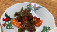 Di Satoe Uduk, menu yang disukai ada Oseng Daging (Rp 38.900). Disajikan terpisah, oseng daging di sini cocok disantap dengan nasi uduk yang pulen gurih. Rasa santan dari nasi uduknya begitu terasa, tidak hambar dan gurih. Foto: detikFood