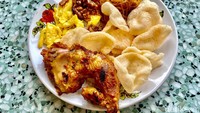 Terakhir ada menu Nasi Uduk Set (Rp 25.000) yang disajikan dengan Ayam Bakar Betawi (Rp 26.800).  Ayam bakar di sini bumbunya mirip seperti ayam bakar khas Minang, hanya rasanya lebih pedas karena menggunakan bumbu ayam Sampyok ala Betawi. Foto: detikFood