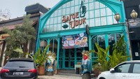 Terletak di area Rukan Crown Golf Boulevard, restoran Satoe Uduk tampil ‘mentereng’ dengan nuansa restoran serba biru, dan hiasan sepasang ondel-ondel di depan pintu masuk.  Foto: detikFood