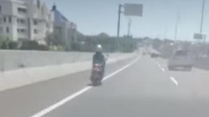 Seorang wanita yang mengendarai sepeda motor masuk ke Jalan Tol AP Pettarani Makassar, Sulawesi Selatan (Susel).