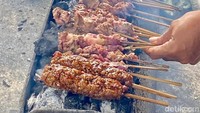 Proses pembakaran yang sempurna juga membuat daging kambing tidak terlampau keras atau alot. Untuk sate buntel dilapisi aluminium foil saat dibakar.