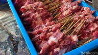 Sate di sini dibuat dari kambing muda sehingga teksturnya lebih empuk dan aromanya juga tak prengus.