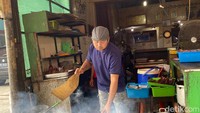 Mampir ke sini, kamu akan disambut kepulan asap pembakaran sate. Area ini tak ubahnya live cooking station yang menarik diintip.