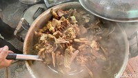 Kalau ini kumpulan tulang-tulang kambing yang masih ditempeli sedikit daging. Nantinya bahan makanan ini akan dijadikan tengkleng.