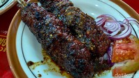 Sate buntel per porsinya berisi 2 buah. Ukurannya lumayan besar dengan tampilan memikat selera. Sate buntel disajikan bersama irisan kol, bawang merah, dan tomat segar.