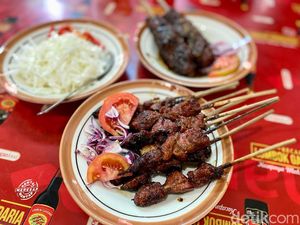 Nyuus Empuknya! Sate Buntel Bu Hj. Bejo yang Jadi Favorit Jokowi