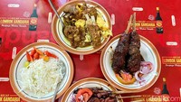 Tengkleng di sini juga jadi favorit. Rasa kuahnya gurih berempah dengan paduan tulang kambing yang sedap.