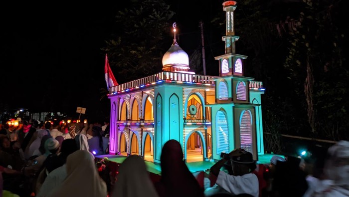 Beberapa kafilah yang ikut meriahkan pawai malam takbiran menampilkan beragam miniatur di Desa Babussalam, Jumat malam (21/4/2023).