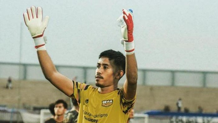 Mantan kiper PSM Makassar Syaiful Syamsuddin. memilih berpisah dengan Dewa United.